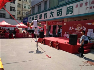 上午頂著大太陽演出