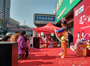 主持、小丑和大媽舞蹈吸引人氣